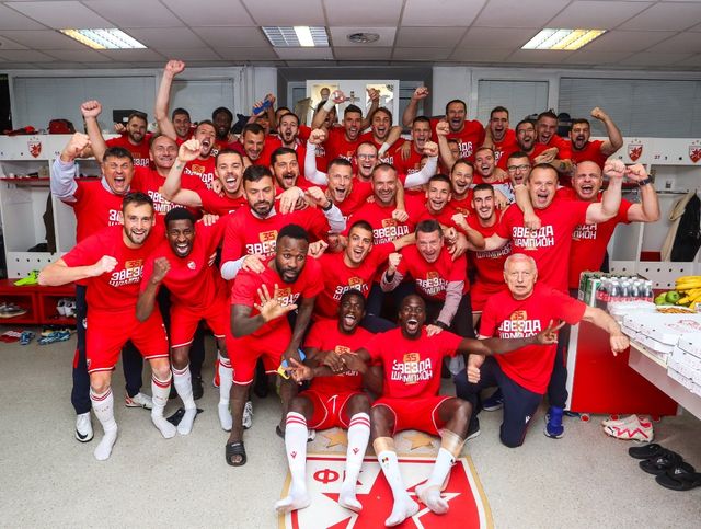 세르비아 수페르리가에서 활약하는 츠르베나 즈베즈다 미드필더 황인범이 리그 공식 스폰서 모차르트 스포츠가 선정한 2023-24시즌 수페르리가 최우수 선수에 뽑혔다. 리그 득점왕 마테우스 살다냐와 같은 득표수를 기록했으나 모차르트 스포츠 소소기 편집장 및 기자들이 최종적으로 황인범을 선택한 것으로 전해졌다. 앞서 올해의 팀에도 선정됐던 황인범은 2관왕을 달성하며 개인 커리어 역사상 최고의 시즌을 보냈다. 잉글랜드 프리미어리그, 스페인 라리가, 독일 분데스리가 등 빅리그 입성도 결코 꿈이 아니게 됐다. SNS