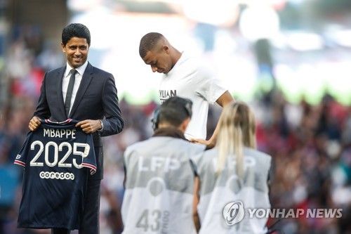 2022년 5월 PSG는 킬리앙 음바페와 2025년까지 3년 재계약을 발표한다. 하지만 2년 뒤, 이 계약은 2+1 계약으로 밝혀졌고 음바페는 2023년 6월 1년 계약 연장을 하지 않겠다고 구단에 서면 통보하면서 레알 마드리드행을 결정한다. 연합뉴스