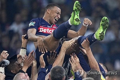 음바페는 2023-2024시즌 PSG에서 리그1, 쿠프 드 프랑스, 트로페 데 샹피옹을 들어 올리며 도메스틱 트레블에 성공했다. 이 시즌을 끝으로 음바페는 FA가 되고 레알 마드리드로 향한다. 연합뉴스