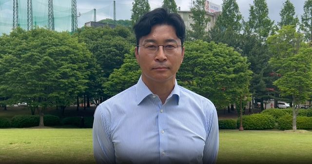 대한축구협회 국가대표 전력강화위원회가 6월에 열릴 2026 월드컵 아시아 2차예선을 지휘할 새 감독을 뽑지 못해 김도훈 감독에게 임시사령탑을 맡기기로 했다. 싱가포르 원정, 중국과의 홈 경기로 구성된 이번 2연전에서 만족스러운 내용과 결과가 나오지 않을 경우, 임시 지휘봉을 잡았음에도 김 감독이 적지 않은 상처를 받을 수 있어 대한축구협회가 애꿎은 국내 지도자에 큰 부담을 지게 했다는 해석도 나오고 있다. 김 감독도 시간이 없는 상황에서 갑자기 국가대표팀 맡게 된 것에 따른 부담감을 숨기지 않았다. 대한축구협회