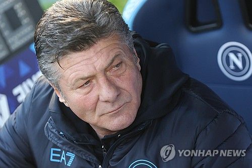 이적시장 전문 기자 파브리치오 로마노가 1일(한국시간) 자신의 사회관계망서비스(SNS) X(구 트위터)를 통해 콘테 감독이 나폴리의 새로운 감독으로 부임한다며 자신의 트레이드마크인 Here we go를 띠웠다.&nbsp;3년 계약이며 연봉은 600만유로로 구단 역대 최고 연봉자다. 연합뉴스