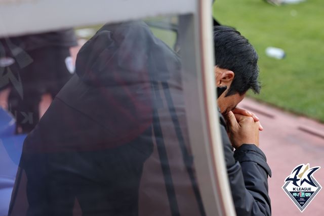 K리그2 수원삼성이 새 감독으로 변성환 전 17세 이하 국가대표팀 감독을 선임했다. 수원 제10대 감독으로 임명된 변 감독은&nbsp;선수단의 전술을 재편하고 심리적인 부분까지 관리해 팀을 정상 궤도로 올려놓을 것으로 기대를 받는다. 변 감독은&nbsp;현역 시절 K리그와 호주프로축구 A리그에서 활약했고, 은퇴 후 2015년부터 성남FC에서 지도자 생활을 시작했다. 2019년 한국 U-16 대표팀 코치를 거쳐 2022년 U-17 대표팀의 지휘봉을 잡았고, 지난해 열린 아시아축구연맹 U-17 아시안컵 준우승을 이끌었다. 국제축구연맹(FIFA) U-17 월드컵 본선에서는 조별리그 전패를 기록하며 고개를 숙였다. 한국프로축구연맹