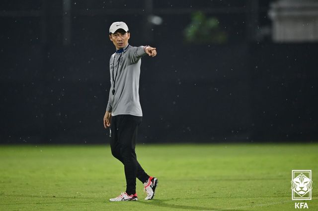 K리그2 수원삼성이 새 감독으로 변성환 전 17세 이하 국가대표팀 감독을 선임했다. 수원 제10대 감독으로 임명된 변 감독은&nbsp;선수단의 전술을 재편하고 심리적인 부분까지 관리해 팀을 정상 궤도로 올려놓을 것으로 기대를 받는다. 변 감독은&nbsp;현역 시절 K리그와 호주프로축구 A리그에서 활약했고, 은퇴 후 2015년부터 성남FC에서 지도자 생활을 시작했다. 2019년 한국 U-16 대표팀 코치를 거쳐 2022년 U-17 대표팀의 지휘봉을 잡았고, 지난해 열린 아시아축구연맹 U-17 아시안컵 준우승을 이끌었다. 국제축구연맹(FIFA) U-17 월드컵 본선에서는 조별리그 전패를 기록하며 고개를 숙였다. 대한축구협회