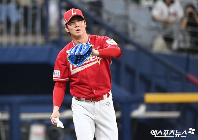 31일 오후 서울 구로구 고척스카이돔에서 열린 2024 신한 SOL Bank KBO리그 SSG 랜더스와 키움 히어로즈의 경기, 9회말 SSG 문승원이 투구 준비를 하고 있다. 고척, 김한준 기자