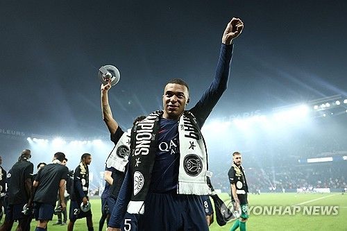 음바페는 2023-2024시즌 PSG에서 리그1, 쿠프 드 프랑스, 트로페 데 샹피옹을 들어 올리며 도메스틱 트레블에 성공했다. 이 시즌을 끝으로 음바페는 FA가 되고 레알 마드리드로 향한다. 연합뉴스