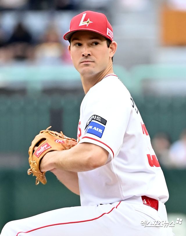 30일 오후 인천SSG랜더스필드에서 열린 2024 신한 SOL Bank KBO리그 LG 트윈스와 SSG 랜더스의 경기, 1회초 SSG 선발투수 앤더슨이 공을 힘차게 던지고 있다. 엑스포츠뉴스 DB