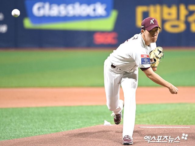 31일 오후 서울 구로구 고척스카이돔에서 열린 2024 신한 SOL Bank KBO리그 SSG 랜더스와 키움 히어로즈의 경기, 1회초 키움 선발투수 김인범이 공을 힘차게 던지고 있다. 고척, 김한준 기자