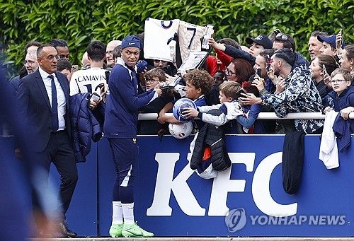 프랑스 언론 RMC스포트가 31일(한국시간) 음바페가 프랑스 대표팀 훈련 후 레알 마드리드 유니폼을 입고 온 팬에게 사인과 사진을 해줬다고 전했다.&nbsp; 현재 음바페는 디디에 데샹 감독이 이끄는 프랑스 축구 대표팀에 소집돼 유럽축구연맹(UEFA) 유로 2024 출전을 준비하고 있다.&nbsp;이날 훈련장을 찾은 한 팬이 레알 마드리드 유니폼을 입고 사인과 사진을 요청했고 음바페는 흔쾌히 응했다. 연합뉴스