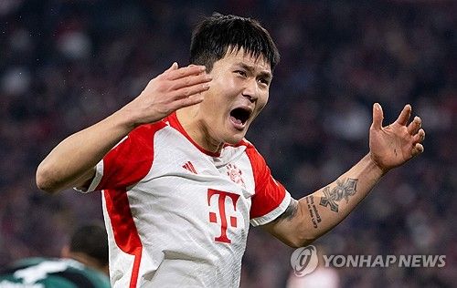 영국 매체 미러가 30일(한국시간) 뮌헨의 새 감독이 된 뱅상 콤파니 체제에서의 바이에른 뮌헨 베스트 11을 예상했다. 해리 케인 외에 두 명의 잉글랜드 스타가 합류할 거라고 전망한 가운데 수비진에 김민재가 마타이스 더리흐트와 함께 주전 수비가 될 거라고 전망했다.&nbsp;공격적인 축구를 지향하는 뱅상 콤파니의 축구와 좋은 궁합을 기대하고 있다. 연합뉴스,