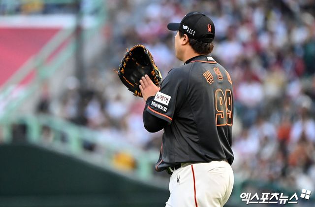 31일 대구삼성라이온즈파크에서 열린 2024 신한 SOL Bank KBO리그 한화 이글스와 삼성 라이온즈의 경기, 선발투수로 예고됐던 류현진은 훈련 중 팔꿈치 불편감을 호소해 등판이 불발됐다. 한화 이글스