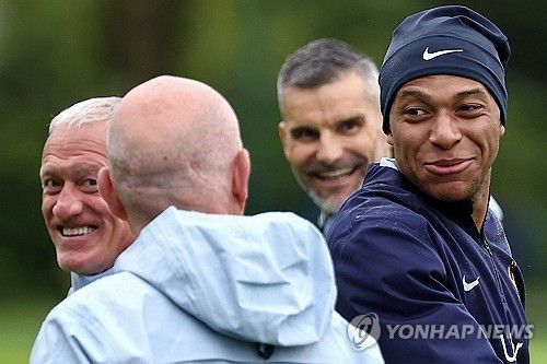 프랑스 언론 RMC스포트가 31일(한국시간) 음바페가 프랑스 대표팀 훈련 후 레알 마드리드 유니폼을 입고 온 팬에게 사인과 사진을 해줬다고 전했다.&nbsp; 현재 음바페는 디디에 데샹 감독이 이끄는 프랑스 축구 대표팀에 소집돼 유럽축구연맹(UEFA) 유로 2024 출전을 준비하고 있다.&nbsp;이날 훈련장을 찾은 한 팬이 레알 마드리드 유니폼을 입고 사인과 사진을 요청했고 음바페는 흔쾌히 응했다. 연합뉴스