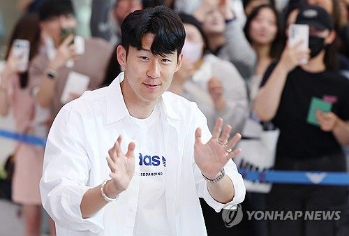 영국 언론 풋볼런던이 31일(한국시간) 토트넘 선수단과 안지 포스테코글루 감독의 2023-2024시즌 전체 평점을 매겨 발표했다.&nbsp; 이번 시즌부터 팀의 주장으로 활약한 손흥민은 8점을 받으며 중상위권 점수를 받았다.&nbsp;1882년에 창단된 토트넘 141년 역사 속에서 비유럽 선수가 팀 주장을 맡은 건 손흥민이 처음이다. 그뿐만 아니라 유럽 대륙을 벗어난 국적 선수로는 첫 주장이다. 다만 시즌 중간 열린 2023 AFC 카타르 아시안컵으로 인해 득점 페이스가 흔들렸고 체력적으로 심리적으로 지친 시즌을 보냈다. 풋볼런던은 손흥민에게 평점 8점을 부여했다. 연합뉴스
