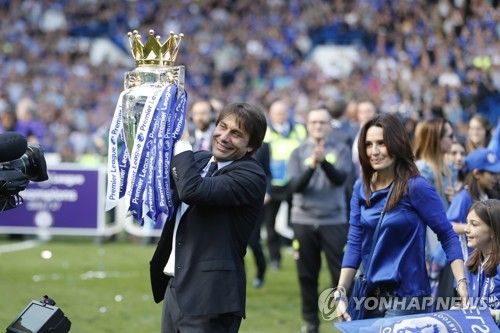 이적시장 전문 기자 파브리치오 로마노가 1일(한국시간) 자신의 사회관계망서비스(SNS) X(구 트위터)를 통해 콘테 감독이 나폴리의 새로운 감독으로 부임한다며 자신의 트레이드마크인 Here we go를 띠웠다.&nbsp;3년 계약이며 연봉은 600만유로로 구단 역대 최고 연봉자다. 연합뉴스