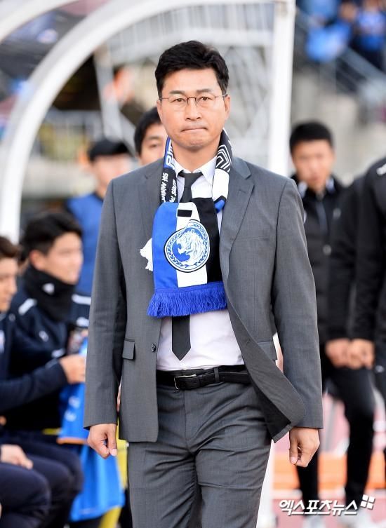 KFA는 20일 보도자료를 통해 6월 A매치 일정을 위해 대표팀을 이끌 임시 감독으로 김도훈 전 라이언 시티 세일러스(싱가포르) 감독을 선임했다고 발표했다.&nbsp; 대한민국은 오는 6월 6일 오후 9시 싱가포르 국립경기장에서 싱가포르와 월드컵 2차 예선 5차전을 치르고 11일 오후 8시 서울월드컵경기장에서 중국과 6차전을 치른다.&nbsp;C조 1위(3승 1무 승점 10)인 한국은 남은 2경기에서 조 1위를 확정 짓는다는 각오다. 하지만 아직 대표팀 정식 감독 선임이 되지 않으면서 3월에 이어 6월에도 임시 감독 체제로 2차 예선을 마무리한다.&nbsp;엑스포츠뉴스DB