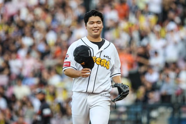 KIA 타이거즈 우완투수 황동하가 3일 광주-KIA챔피언스필드에서 열린 2024 신한 SOL Bank KBO리그 한화 이글스와의 시즌 4차전에 선발 등판해 5이닝 6피안타 1피홈런 3사사구 2탈삼진 3실점으로 개인 한 경기 최다이닝을 소화했다. 다만 타선의 득점 지원을 받지 못하면서 패전을 떠안았고, 팀은 2-4로 졌다. KIA 타이거즈 제공