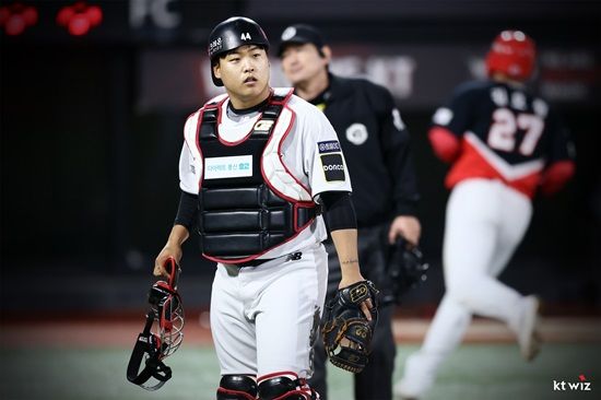 KT 위즈 간판타자 강백호. 4월까지 10개의 홈런을 쏘아 올리면서 2018년 프로 데뷔 후 정규시즌 개막 첫 한 달 동안 가장 많은 홈런을 기록했다. 포수 포지션 도전을 시작한 이후 공격력까지 더 살아났다. 사진 KT 위즈