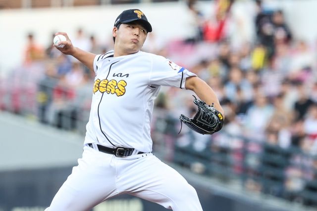 KIA 타이거즈 우완투수 황동하가 3일 광주-KIA챔피언스필드에서 열린 2024 신한 SOL Bank KBO리그 한화 이글스와의 시즌 4차전에 선발 등판해 5이닝 6피안타 1피홈런 3사사구 2탈삼진 3실점으로 개인 한 경기 최다이닝을 소화했다. 다만 타선의 득점 지원을 받지 못하면서 패전을 떠안았고, 팀은 2-4로 졌다. KIA 타이거즈 제공