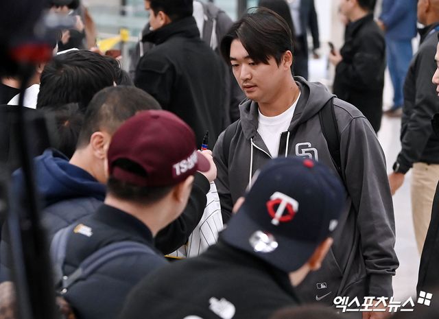 샌디에이고 파드리스 산하 더블A 샌안토니오 미션스 소속으로 경기를 소화하던 우완투수 고우석이 팀을 옮긴다. ESPN을 비롯한 미국 현지 매체들은 4일 샌디에이고가 마이애미 말린스와의 트레이드에 합의했다고 보도했다. 샌디에이고는 2루수 루이스 아라에즈를 품었고, 마이애미는 그 대가로 딜런 헤드, 제이콥 마시, 네이선 마토렐라, 고우석을 영입하게 됐다. 엑스포츠뉴스 DB