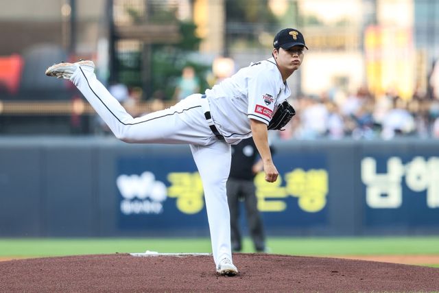 KIA 타이거즈 우완투수 황동하가 3일 광주-KIA챔피언스필드에서 열린 2024 신한 SOL Bank KBO리그 한화 이글스와의 시즌 4차전에 선발 등판해 5이닝 6피안타 1피홈런 3사사구 2탈삼진 3실점으로 개인 한 경기 최다이닝을 소화했다. 다만 타선의 득점 지원을 받지 못하면서 패전을 떠안았고, 팀은 2-4로 졌다. KIA 타이거즈 제공