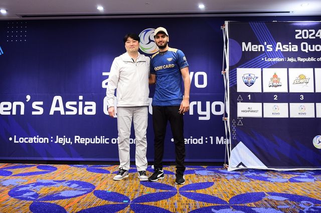 3일 제주 썬호텔에서 열린 2024-2025시즌 남자프로배구 아시아쿼터 트라이아웃, 전체 1순위로 우리카드의 지명을 받은 2004년생 아웃사이드 히터 알리 하그파라스트가 기념사진 촬영에 임하고 있다. KOVO 제공