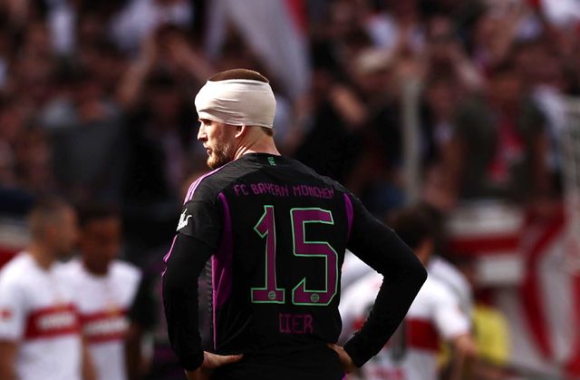 독일 분데스리가에서 모처럼 의미 있는 코리안 더비가 이뤄졌다. 정우영은 5일 독일 슈투트가르트 메르세데스-벤츠 아레나에서 열린 2023-2024 독일 분데스리가 32라운드 바이에른 뮌헨과의 홈 경기에서 후반 38분 역전 결승포를 터트리며 슈투트가르트의 3-1 승리를 이끌었다. 정우영의 이번 시즌 첫 골이기도 했다. 원정팀 뮌헨에선 수비수 김민재가 풀타임을 뛰었다. 이날 경기 중엔 뮌헨 수비수 에릭 다이어가 머리를 다치는 부상을 입기도 했다. 연합뉴스