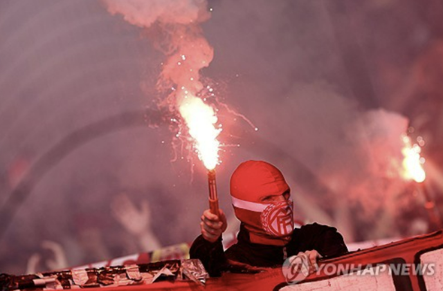 독일 분데스리가에서 모처럼 의미 있는 코리안 더비가 이뤄졌다. 정우영은 5일 독일 슈투트가르트 메르세데스-벤츠 아레나에서 열린 2023-2024 독일 분데스리가 32라운드 바이에른 뮌헨과의 홈 경기에서 후반 38분 역전 결승포를 터트리며 슈투트가르트의 3-1 승리를 이끌었다. 정우영의 이번 시즌 첫 골이기도 했다. 원정팀 뮌헨에선 수비수 김민재가 풀타임을 뛰었다. 연합뉴스