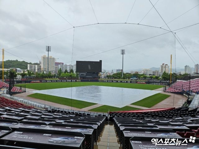 5일 광주-KIA챔피언스필드에서 열릴 예정이었던 2024 신한 SOL Bank KBO리그 한화 이글스와 KIA 타이거즈의 시즌 6차전이 우천취소됐다. 이날 아침부터 광주 지역에 많은 양의 비가 내렸고, 오전 11시 5분 우천취소 발표가 나왔다. 한화는 7일부터 부산 사직야구장에서 롯데 자이언츠와의 주중 3연전에 임하고, KIA는 대구삼성라이온즈파크에서 삼성 라이온즈와의 3연전을 소화한다. 광주, 유준상 기자