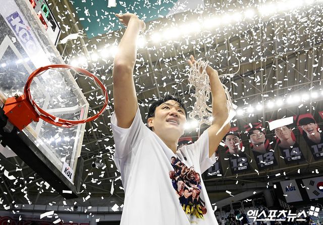 5일 오후 수원KT소닉붐아레나에서 열린 2023-2024 정관장 프로농구 챔피언결정전 5차전 수원 KT와 부산 KCC의 경기, KCC가 88-70의 스코어로 승리하며 시리즈 전적 4-1로 우승을 차지했다. 경기 종료 후 KCC 허웅이 림 커팅식을 한 뒤 기뻐하고 있다. 수원, 박지영 기자