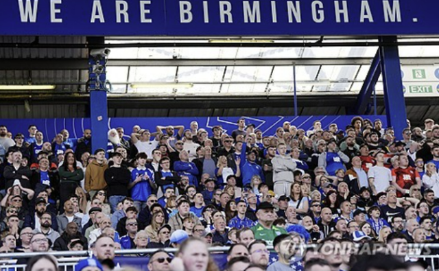 잉글리시 챔피언십(2부) 버밍엄 시티에서 뛰고 있는 백승호가 4일 영국 버밍엄 세인트 앤드류스 경기장에서 열린 2023-2024 챔피언십 최종 46라운드 노리치 시티와의 홈 경기에서 후반 12분 결승포를 터트렸다. 버밍엄은 백승호 골을 잘 지켜 1-0으로 이겼으나 강등권에서 경쟁하던 다른 3팀도 모두 이기면서 30년 만에 3부리그로 강등되는 수모를 겪었다. 백승호는 여름이적시장을 통해 향후 진로를 고민하게 됐다. 연합뉴스