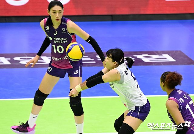‘女배구 살아있는 전설’ 리베로 김해란, 현역 생활 마감…”팬들과 구단에 감사” [공식발표]