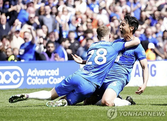 잉글리시 챔피언십(2부) 버밍엄 시티에서 뛰고 있는 백승호가 4일 영국 버밍엄 세인트 앤드류스 경기장에서 열린 2023-2024 챔피언십 최종 46라운드 노리치 시티와의 홈 경기에서 후반 12분 결승포를 터트렸다. 버밍엄은 백승호 골을 잘 지켜 1-0으로 이겼으나 강등권에서 경쟁하던 다른 3팀도 모두 이기면서 30년 만에 3부리그로 강등되는 수모를 겪었다. 백승호는 여름이적시장을 통해 향후 진로를 고민하게 됐다. 연합뉴스