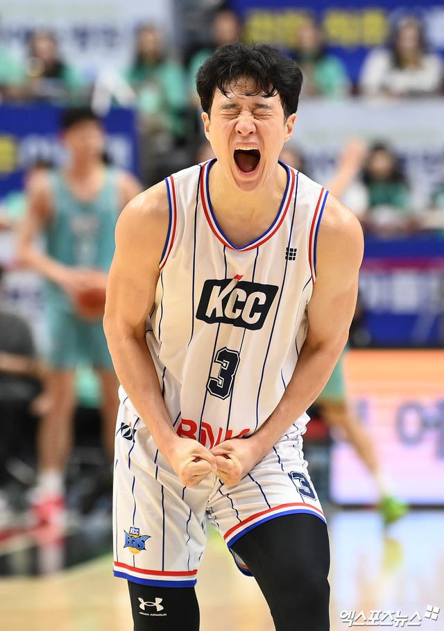 5일 오후 수원KT소닉붐아레나에서 열린 2023-2024 정관장 프로농구 챔피언결정전 5차전 수원 KT와 부산 KCC의 경기, KCC 허웅이 슛을 성공시킨 뒤 포효하고 있다. 수원, 박지영 기자