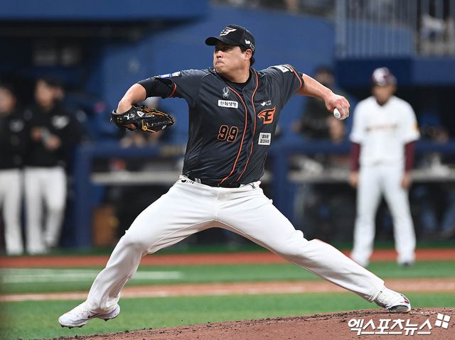 5일 광주-KIA챔피언스필드에서 열릴 예정이었던 2024 신한 SOL Bank KBO리그 한화 이글스와 KIA 타이거즈의 시즌 6차전이 우천취소됐다. 이날 아침부터 광주 지역에 많은 양의 비가 내렸고, 오전 11시 5분 우천취소 발표가 나왔다. 한화는 류현진을 선발로 내세울 예정이었고, KIA는 윤영철에게 선발 중책을 맡긴 상황이었다. 엑스포츠뉴스 DB