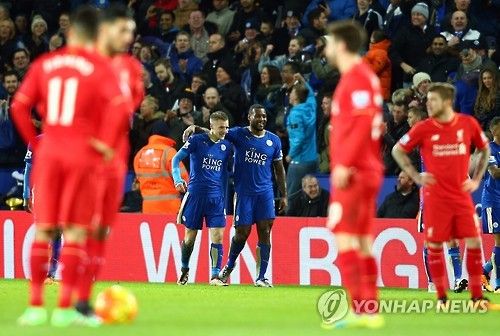 손흥민이 6일(한국시간) 잉글랜드 리버풀에 있는 안필드에서 열린 리버풀과 토트넘 홋스퍼의 2023-2024시즌 프리미어리그 36라운드 원정 경기에 선발 출장해 리그 17호 골을 터뜨렸다.&nbsp;팀은 2-4로 패했지만, 손흥민은 리버풀 상대 5경기 연속골을 터뜨리며 제이비 바디(레스터 시티)에 이어 프리미어리그 역대 두 번째 선수로 기록됐다. 연합뉴스