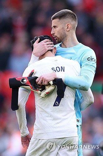 손흥민이 잉글리시 프리미어리그 통산 120호골을 터트리며 분전했으나 소속팀 토트넘의 참패로 고개를 숙였다. 손흥민은 6일 영국 리버풀 안필드에서 열린 잉글리시 프리미어리그 리버풀과의 원정 경기에서 후반 32분 이날 경기 두 팀의 마지막 골 주인공이 됐다. 그러나 토트넘은 4골을 먼저 내준 끝에 2-4로 졌다. 이날 손흥민은 자신의 프리미어리그 통산 300경기 출전이라는 위업도 일궈냈으나 팀 패배로 마냥 웃을 수 없었다. 연합뉴스