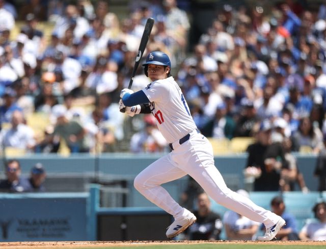 LA 다저스 오타니 쇼헤이가 6일 미국 캘리포니아주 로스엔젤레스에 위치한 다저스타디움에서 열린 2024 미국프로야구 메이저리그 애틀랜타 브레이브스와의 홈경기에 2번 지명타자로 선발 출전해 4타수 4안타 2홈런 3타점을 기록하면서 팀의 5-1 승리에 기여했다. AFP 연합뉴스