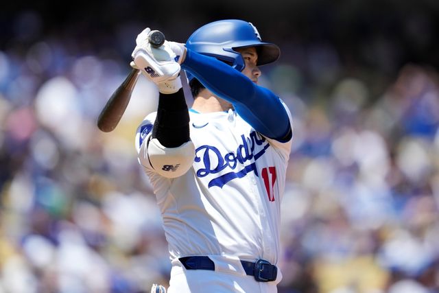 LA 다저스 오타니 쇼헤이가 6일 미국 캘리포니아주 로스엔젤레스에 위치한 다저스타디움에서 열린 2024 미국프로야구 메이저리그 애틀랜타 브레이브스와의 홈경기에 2번 지명타자로 선발 출전해 4타수 4안타 2홈런 3타점을 기록하면서 팀의 5-1 승리에 기여했다. AP 연합뉴스