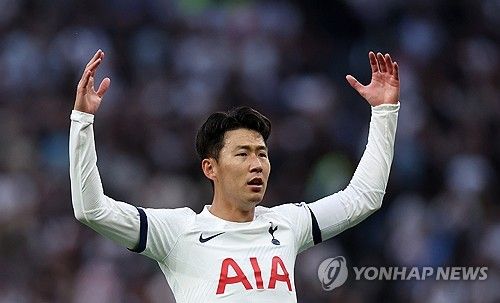 손흥민이 6일(한국시간) 잉글랜드 리버풀에 있는 안필드에서 열린 리버풀과 토트넘 홋스퍼의 2023-2024시즌 프리미어리그 36라운드 원정 경기에 선발 출장해 리그 17호 골을 터뜨렸다.&nbsp;팀은 2-4로 패했지만, 손흥민은 리버풀 상대 5경기 연속골을 터뜨리며 제이비 바디(레스터 시티)에 이어 프리미어리그 역대 두 번째 선수로 기록됐다. 연합뉴스