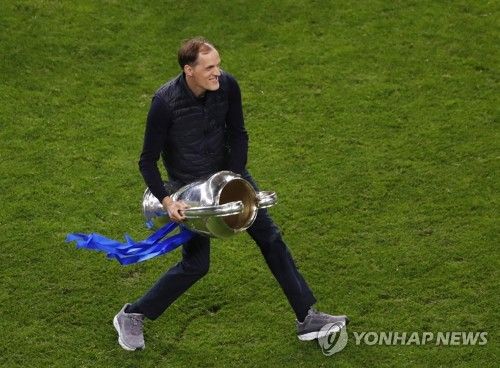 영국 스카이스포츠가 6일(한국시간) 바이에른 뮌헨이 에릭 턴하흐를 토마스 투헬 감독의 후임 감독 후보로 올리며 접촉을 시작했다고 전했다.&nbsp;앞서 맨체스터 유나이티드가 토마스 투헬 감독을 차기 감독 후보로 올리면서 두 팀의 감독 스왑딜 가능성이 제기된다. 연합뉴스