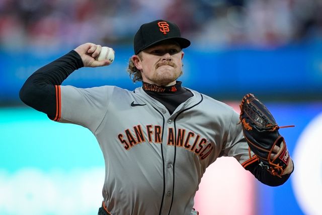 샌프란시스코 자이언츠 우완투수 로건 웹이 6일 미국 펜실베이니아주 필라델피아의 시티즌스뱅크파크에서 열린 2024 미국프로야구 메이저리그 필라델피아 필리스와의 원정경기에 선발 등판해 4이닝 6피안타 1피홈런 2볼넷 6탈삼진 5실점 4자책으로 시즌 3패째를 떠안았다. AP 연합뉴스