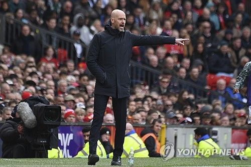 영국 스카이스포츠가 6일(한국시간) 바이에른 뮌헨이 에릭 턴하흐를 토마스 투헬 감독의 후임 감독 후보로 올리며 접촉을 시작했다고 전했다.&nbsp;앞서 맨체스터 유나이티드가 토마스 투헬 감독을 차기 감독 후보로 올리면서 두 팀의 감독 스왑딜 가능성이 제기된다. 연합뉴스