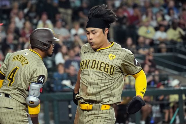 샌디에이고 파드리스 내야수 김하성이 6일 미국 애리조나주 피닉스에 위치한 체이스필드에서 열린 2024 미국프로야구 메이저리그 애리조나 다이아몬드백스와의 원정경기에 8번타자 겸 유격수로 선발 출전해 3타수 1안타 1볼넷 1득점을 기록했다. 김하성의 시즌 타율은 0.211에서 0.214로 상승했다. AP 연합뉴스