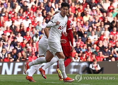 손흥민이 잉글리시 프리미어리그 통산 120호골을 터트리며 분전했으나 소속팀 토트넘의 참패로 고개를 숙였다. 손흥민은 6일 영국 리버풀 안필드에서 열린 잉글리시 프리미어리그 리버풀과의 원정 경기에서 후반 32분 이날 경기 두 팀의 마지막 골 주인공이 됐다. 그러나 토트넘은 4골을 먼저 내준 끝에 2-4로 졌다. 이날 손흥민은 자신의 프리미어리그 통산 300경기 출전이라는 위업도 일궈냈으나 팀 패배로 마냥 웃을 수 없었다. 연합뉴스