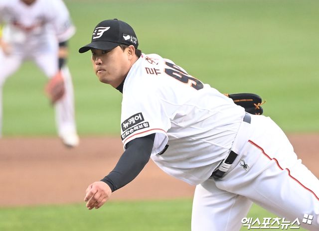 30일 오후 대전 한화생명이글스파크에서 열린 2024 신한 SOL Bank KBO리그 SSG 랜더스와 한화 이글스의 경기, 1회초 한화 선발투수 류현진이 투구 준비를 하고 있다. 대전, 김한준 기자