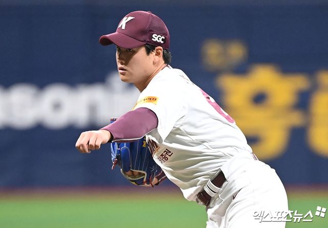 7일 오후 서울 구로구 고척스카이돔에서 열린 2024 신한 SOL Bank KBO리그 두산 베어스와 키움 히어로즈의 경기, 1회초 키움 선발투수 이종민이 공을 힘차게 던지고 있다. 고척, 김한준 기자