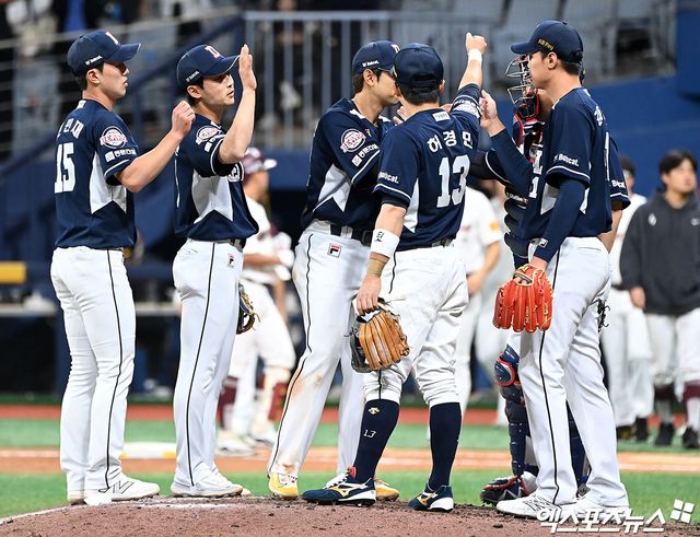 7일 오후 서울 구로구 고척스카이돔에서 열린 2024 신한 SOL Bank KBO리그 두산 베어스와 키움 히어로즈의 경기, 두산이 양의지의 연타석 홈런에 힘입어 키움에 13:4로 승리했다. 이날 경기에서 승리한 두산 선수들이 기뻐하고 있다. 고척, 김한준 기자