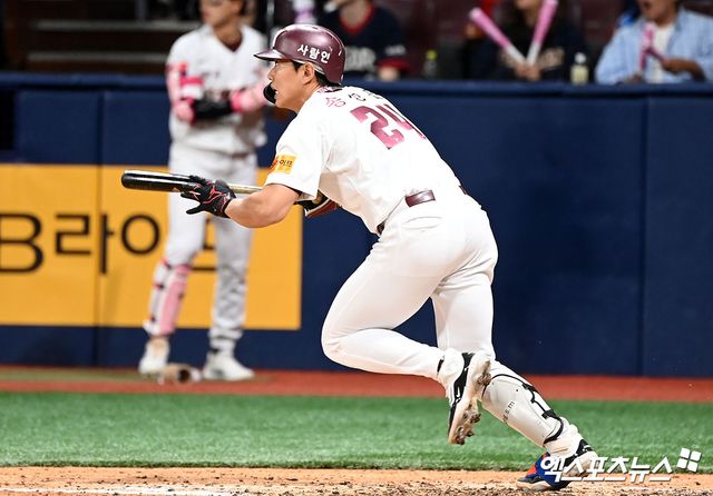 7일 오후 서울 구로구 고척스카이돔에서 열린 2024 신한 SOL Bank KBO리그 두산 베어스와 키움 히어로즈의 경기, 6회말 무사 2,3루 키움 송성문이 2타점 적시타를 날리고 있다. 고척, 김한준 기자