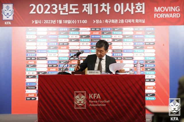 신생 단체인 한국축구지도자협회가 최근 한국 축구의 각종 실패 중심에 서 있는 정몽규 대한축구협회 회장의 사퇴를 촉구했다. 지도자협회는 7일 성명을 낸 뒤 낙후된 축구 저변은 돌보지 않고 오로지 대표팀 성적에만 몰두하는 현 집행부 졸속행정 때문에 한국 축구가 퇴보하고 있다며 축구지도자는 정몽규 회장이 이 모든 사태의 책임을 지고 즉각 물러날 것을 주장한다고 밝혔다. 한국 축구는 지난 2021년 정몽규 회장이 3선 집권에 성공한 뒤 수난을 거듭하고 있다. 2022 카타르 월드컵에서 16강 진출에 성공하며 새 전성기를 맞는 듯 했으나 이후 벌어진 승부조작점 등 축구인 사면으로 국민적 비판을 받은 것을 비롯해 아시안컵 요르단전 0-2 충격패 참사, 대표팀 내분, FIFA 평의회 의원 선거 낙선, 올림픽 남자축구 본선 40년 만의 좌절 등으로 급추락한 상태다. 대한축구협회