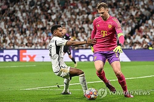 스페인 거함 레알 마드리드가 9일 스페인 마드리드 산티아고 베르나베우에서 열린 2023-2024 유럽축구연맹(UEFA) 챔피언스리그 준결승 2차전 홈 경기에서 김민재 소속팀인 독일 최고 명문 바이에른 뮌헨에 2-1 역전승을 거두고 결승에 올라 통산 15번째 우승컵을 노리게 됐다. 뮌헨은 알폰소 데이비스의 선제골과 김민재의 후반 중반 투입으로 승리를 굳혀가는 듯 했으나 토마스 투헬 감독이 해리 케인, 자말 무시알라까지 빼는 충격적인 용병술을 펼친 끝에 역전패하고 4년 만의 우승이 무산됐다. 결승전은 레알 마드리드-보루시아 도르트문트 맞대결로 결론이 났다. 연합뉴스