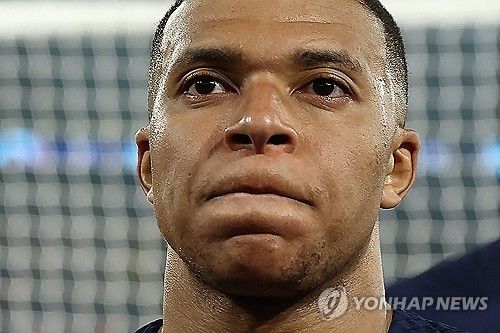 PSG(파리 생제르맹) 소속 공격수 음바페는 8일(한국시간) 프랑스 파리에 위치한 파르크 데 프랭스에서 열린 도르트문트와의 2023-2024시즌 유럽축구연맹(UEFA) 챔피언스리그 준결승 2차전 홈 경기에 선발 출전해 풀타임을 소화했으나 별다른 활약 없이 경기를 마쳤다. 경기 후 믹스드존(공동취재구역)에서 킬리앙 음바페(25)가 황당한 질문에 크게 불쾌함을 드러내며 퇴근했다. 연합뉴스